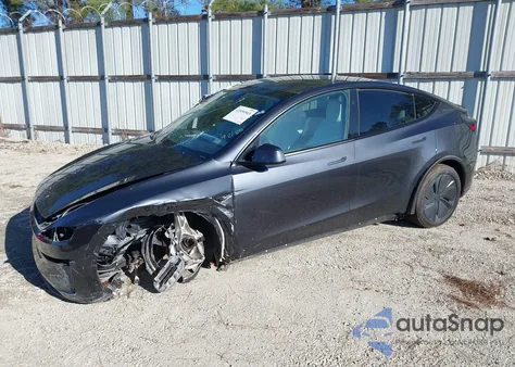 2026 Tesla Model Y Long Range Dual Motor All-Wheel Drive/Long Range Launch Series z USA, uszkodzony, nr VIN 7SAYGDEE3TA391368